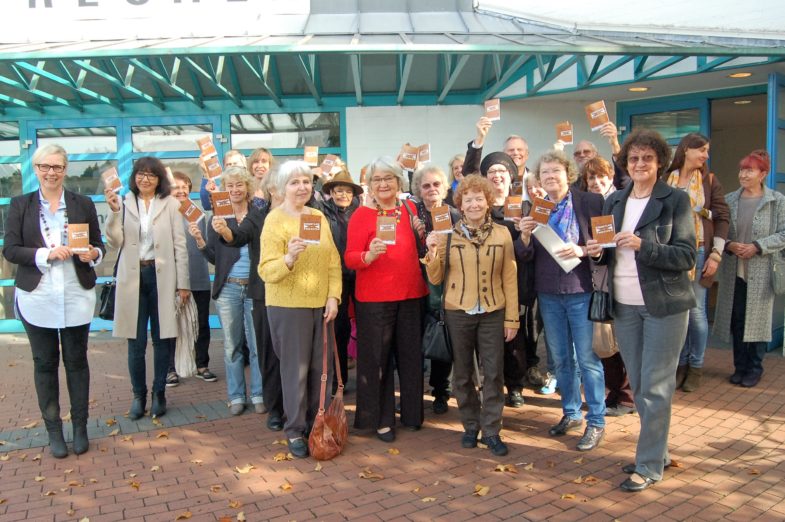 Frechener Künstlerinnen und Künstler posierten zur Präsentation mit der aktualisierten Broschüre "Künstler in Frechen" - mit dabei auch Bürgermeisterin Susanne Stupp (l.) und vier der fünf Gründerinnen der Offenen Ateliertage: Brigitte Reinert (vorne mit gelbem Pillover), Roswitha Ritterbach (rechts daneben in Rot), Angelika Kissing (rechts daneben in hellbrauner Jacke) und Gisela Tschauner (rechts daneben mit Tuch in Blautönen). Bild: S. Neumann