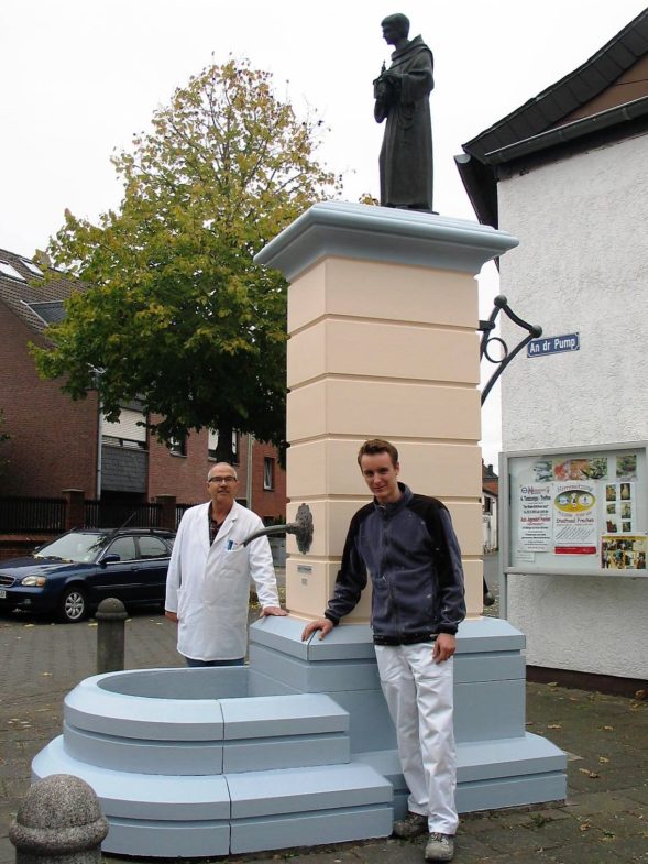 M. Wischnewski und P. Struck am frisch renovierten Denkmal "De Pump" in Hücheln