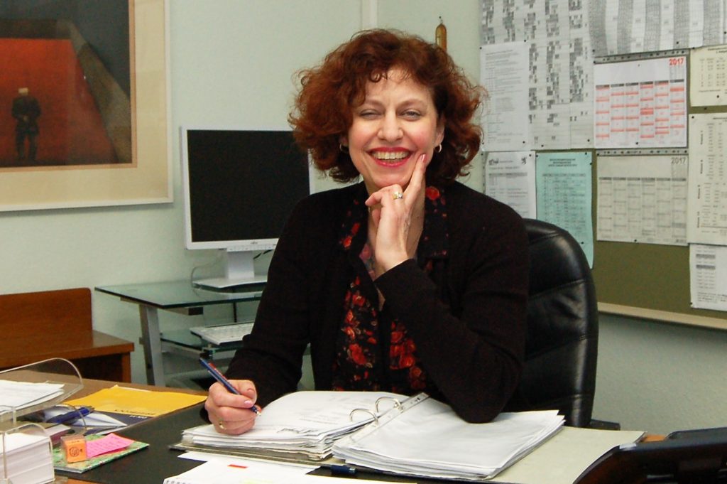 Realschulleiterin Ursula Hardt an ihrem neuen Schreibtisch