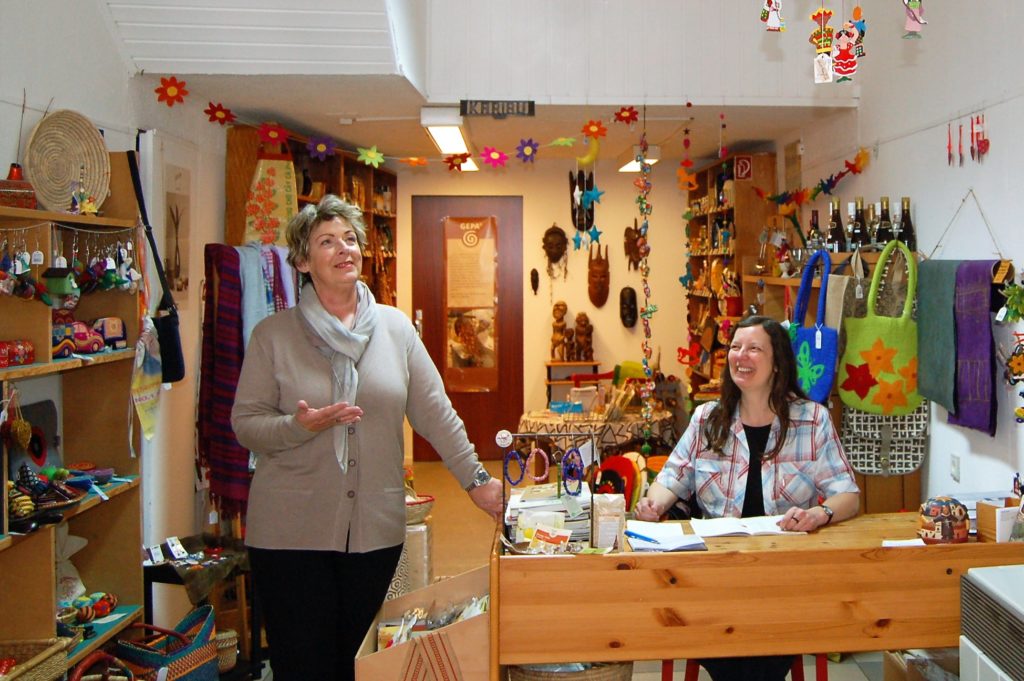 Monika Cremer und Elisabeth Kann im Eine-Welt-Laden Frechen