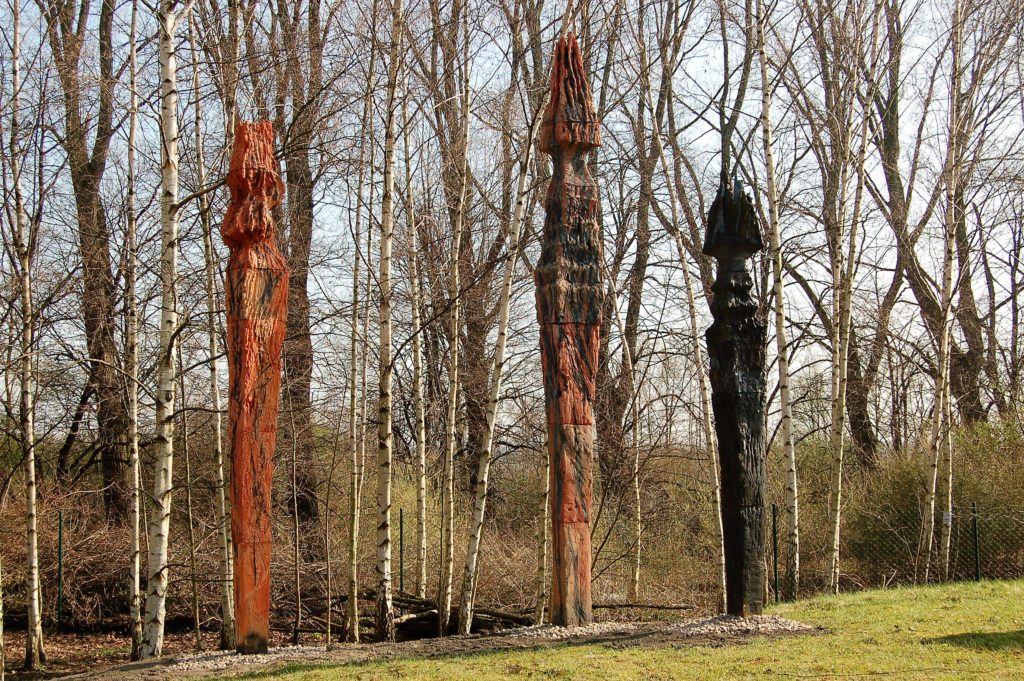 Stelen "Enmntflammt" von Rosemarie Stuffer im Skulpturengarten des Keramion