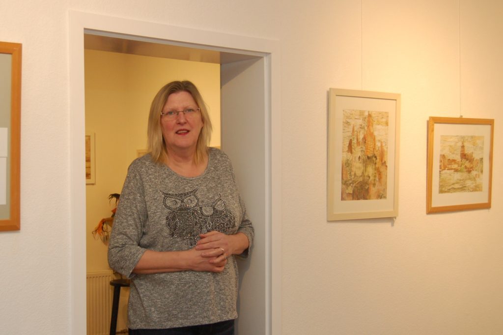 Regine Kron in den Ausstellungsräumlichkeiten des Minikulturvereins