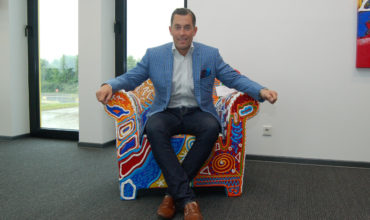 Herbert Geiss auf seinem Thron aus dem Atelier MICMAC