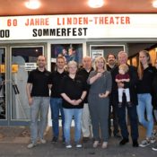 Das Linden-Theater-Team und Frechen Film e.V. mit Bürgermeisterin und ihrem Vorgänger am 6.9.17 vor dem Lindentheater