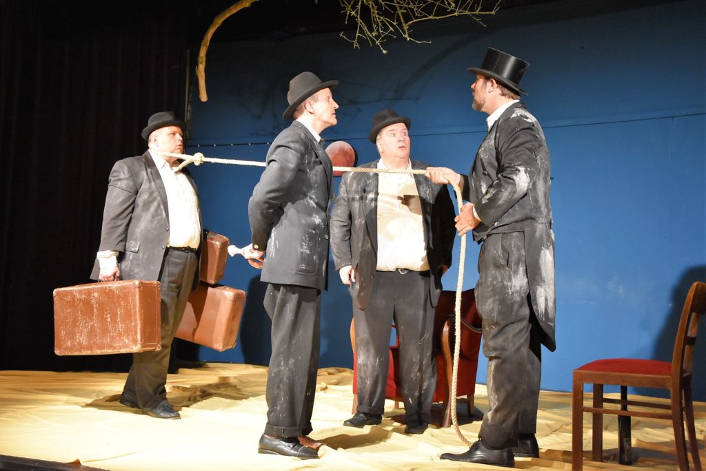 Thomas Herold, (r.), Martin Sobetzko (l.), Bodo Lacroix (2.v.l.) und Michael Krause (2.v.r.) in "Warten auf Godot" im Haus am Bahndamm.