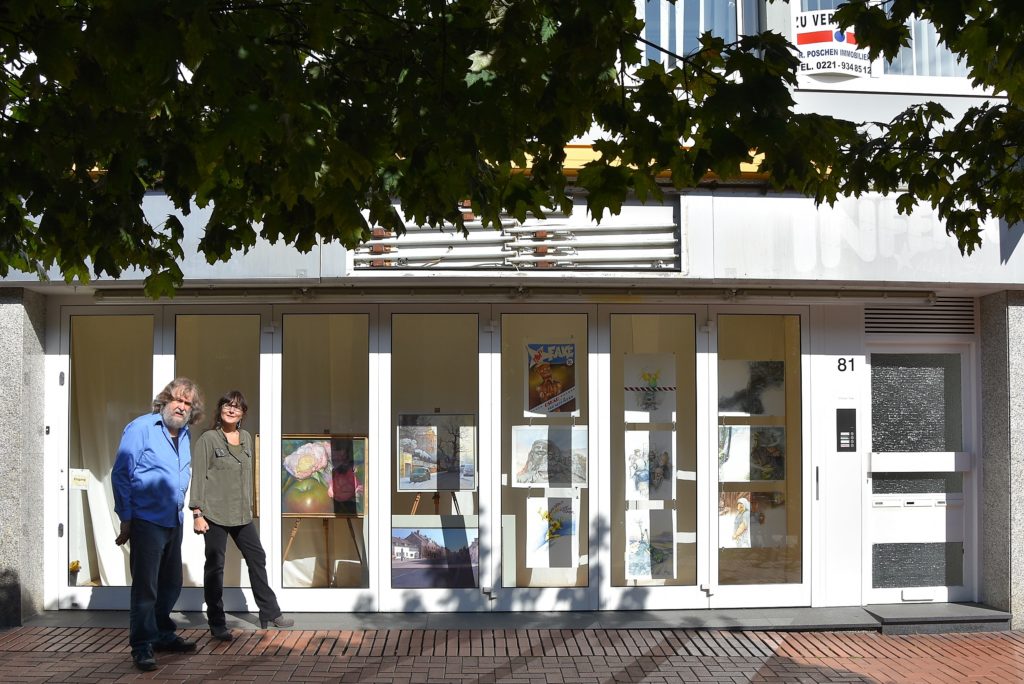 Mit Bildern von Peter Klaucke dekoriertes Schaufenster an der Hauptstraße 81.