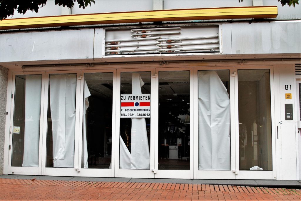 Hauptstraße 81 vor der Aussstellung von Klauckes Bildern