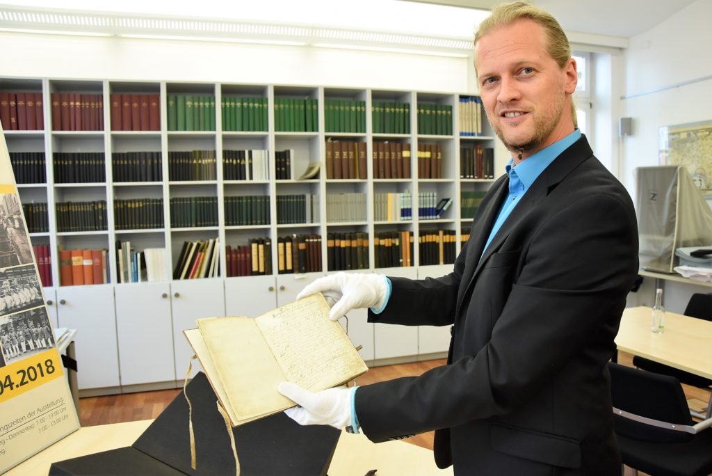 Alexander Entius mit dem "Bachem Buch"