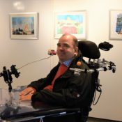 MundArt Künstler Rainer Broicher aus Köln vor 4 Exponaten mit Motiven aus Köln
