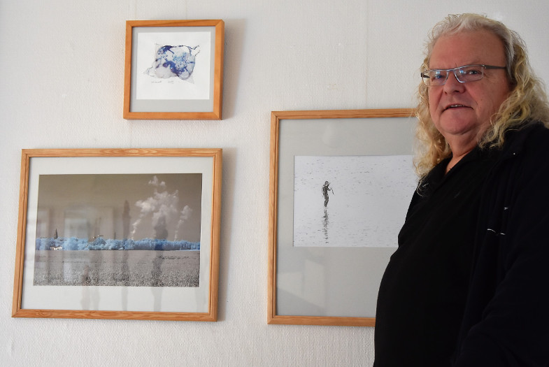 Harald Meyer-Schrauth mit seinen drei ausgestellten Fotoarbeiten