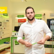 Martin Hammel in seinem Handyladen, dem Mobilcom-Debitel Shop in Frechen