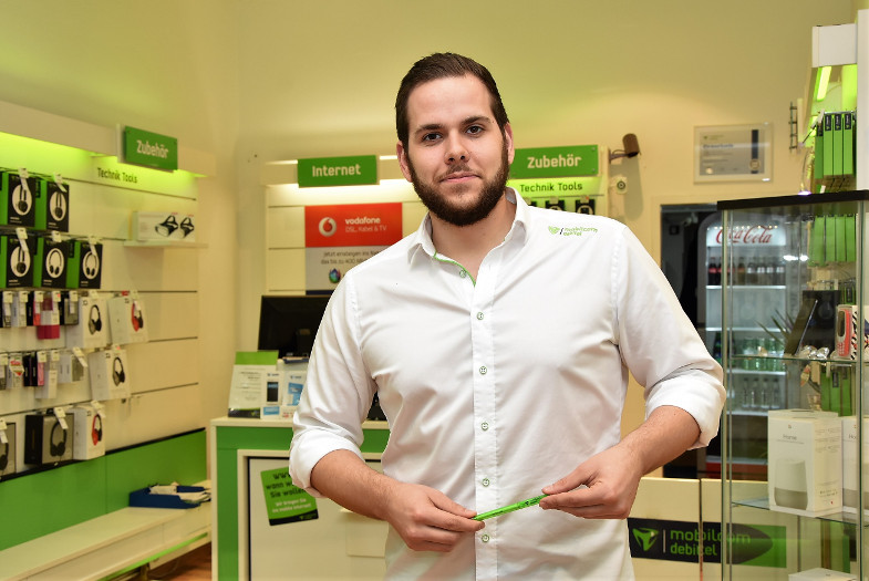 Martin Hammel in seinem Mobilcom-Debitel Shop in Frechen