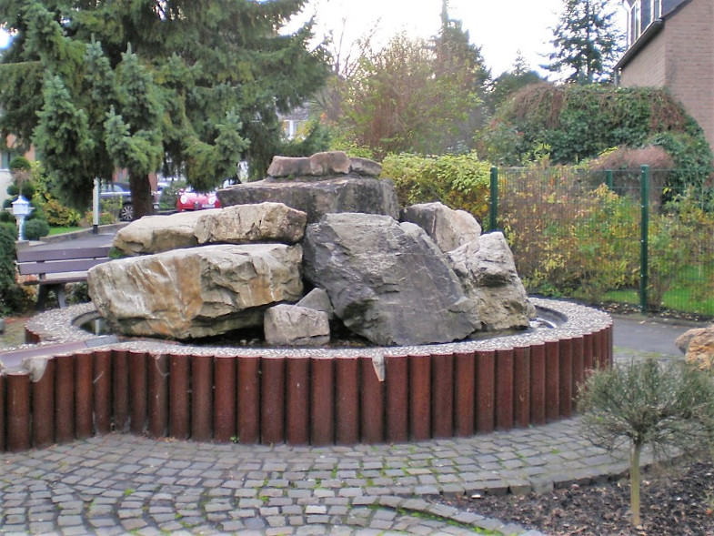 Bachem-Führer: Brunnen gegenüber dem Brauhaus in der Grachtenhofstraße