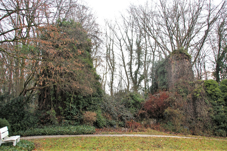 Bachem-Führer: Zerfallene Ruine von Burg Hemmerich (2007) im Park von Gut Neu-Hemmerich