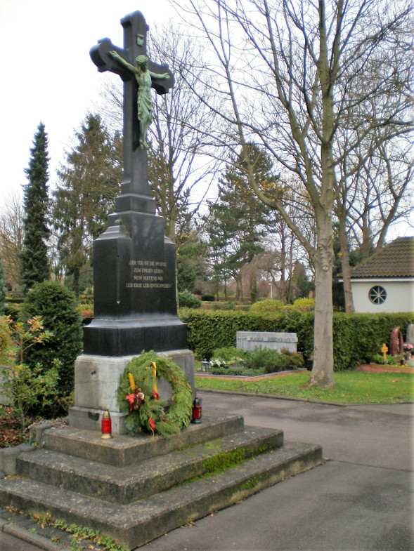 Friedhof von Bachem mit Hochkreuz