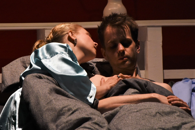 Lydia Rondorf und Jan Koch als Chloe und Chris in der Bühnenfassung von Woody Allens Match Point