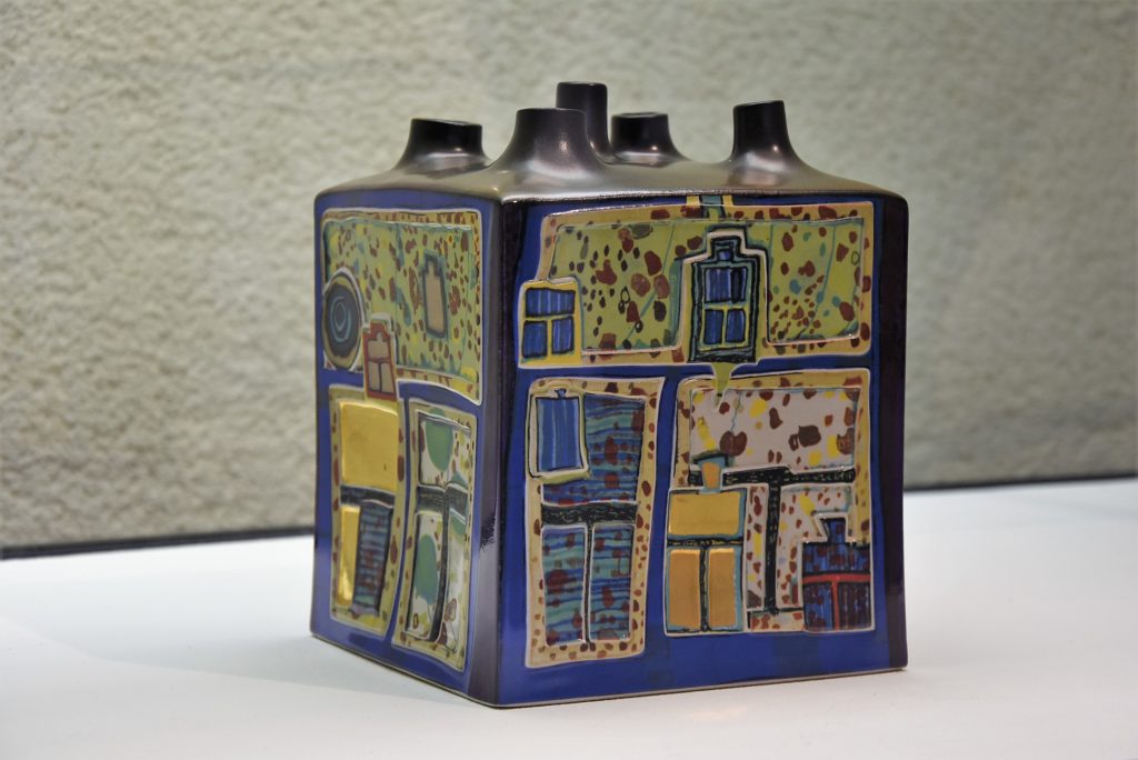"Blumenhaus" (1983) von Friedensreich Hundertwasser, Exponat der Ausstellung "Lieblingsstücke" im Keramion