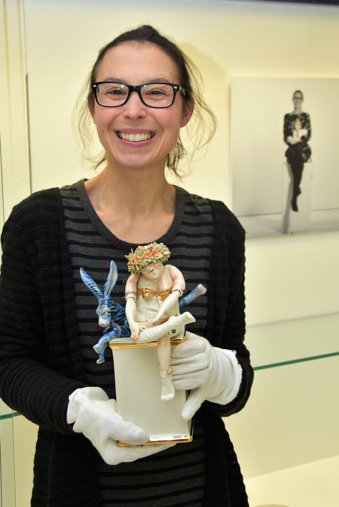 Christine Otto mit "Hinter mir der blaue Hase" von Gerda Smolik (2006), Exponat der Ausstellung "Lieblingsstücke" im Keramion
