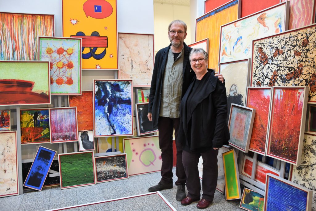 Rose Schreiber + Michael Mayr, "wortlos schildern", 2017, variable Rauminstallation, 58-teilig, Holz, Acryl, Leinwand