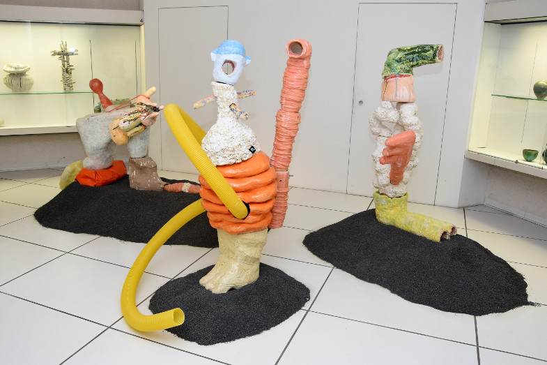 Plastiken von Preisträgerin Jantje Almstedt in der Ausstellung zum Frechener Keramikpreis 2018 im Keramion