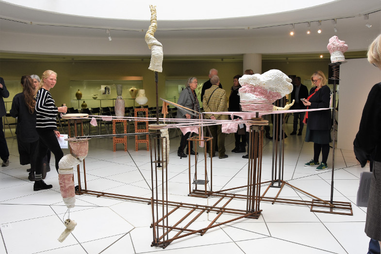 Kinetische Installation von Jantje Almstedt in der Ausstellung zum Frechener Keramikpreis 2018 im Keramion
