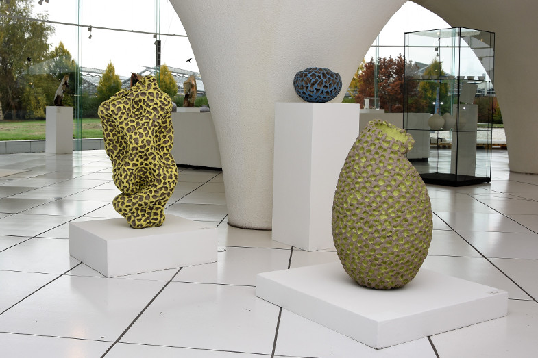 Steinzeug-Gefäße von Katrin Kliemann auf der Ausstellung zum Frechener Keramikpreis 2018 im Keramion