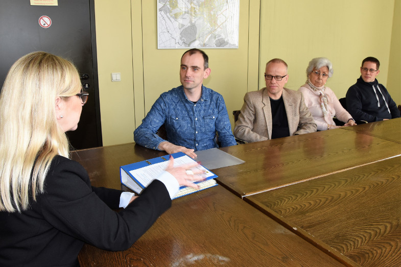 Übergabe der Unterschriften für Sanierung und Erhalt vom Parkhaus Josefstraße im Rathaus