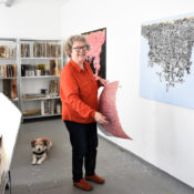 Gisela Tschauner in ihrem Atelier im Kunstzentrum Signalwerk mit Hund.