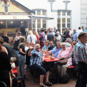 Voll besetzte Tische und Schlangen an den Imbissständen: erster Schlemmer- und Abendmarkt in Frechen