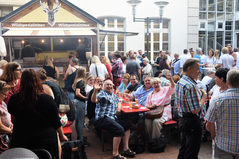 Voll besetzte Tische und Schlangen an den Imbissständen: erster Schlemmer- und Abendmarkt in Frechen