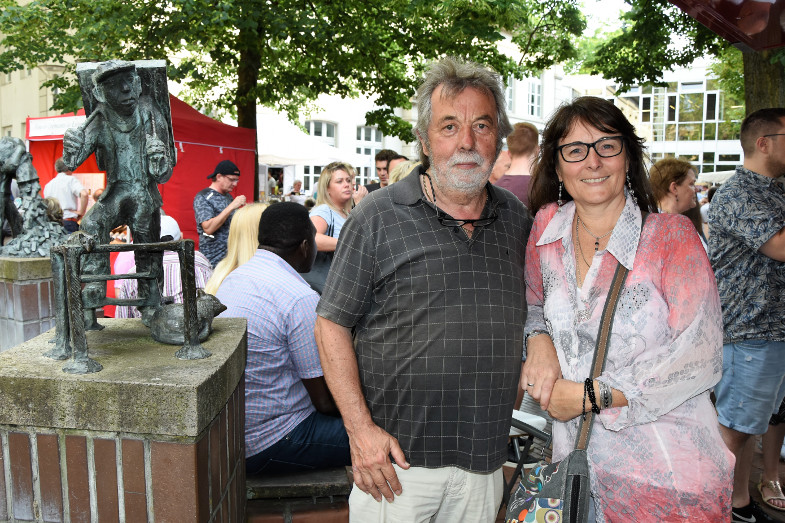 Unternehmerin Walburga Maraite und Rolf Kaus vom AVA-Veranstaltungsservice beim ersten Schlemmer- und Abendmarkt in Frechen