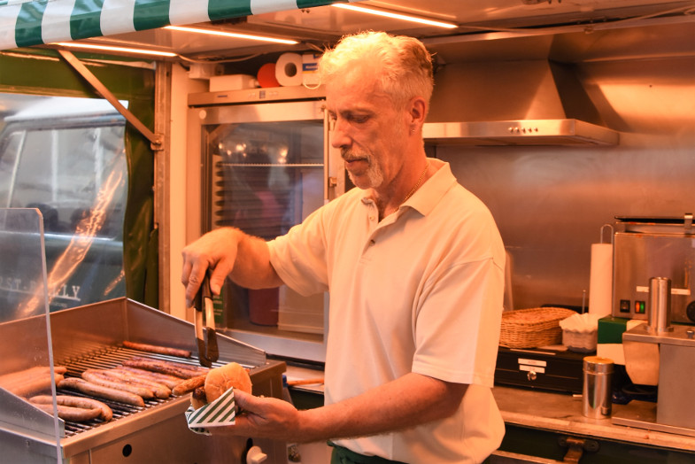 Michael Manz im "Wurst-Bulli" beim ersten Schlemmer- und Abendmarkt in Frechen