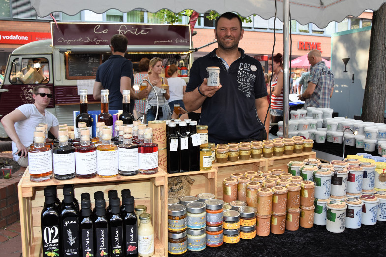 Bülent Bayraktar mit Produkten aus der Monschauer Senfmühle beim ersten Schlemmer- und Abendmarkt