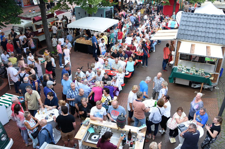 Erster Schlemmer- und Abendmarkt in der Frechener Innenstadt von oben