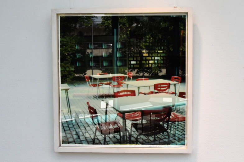 Fotografie "Rote Stühle" von Susanne Pareike in der Ausstellung "PlLACE TO BE" vom Kunstverein zu Frechen auf der Galerie im Stadtsaal.