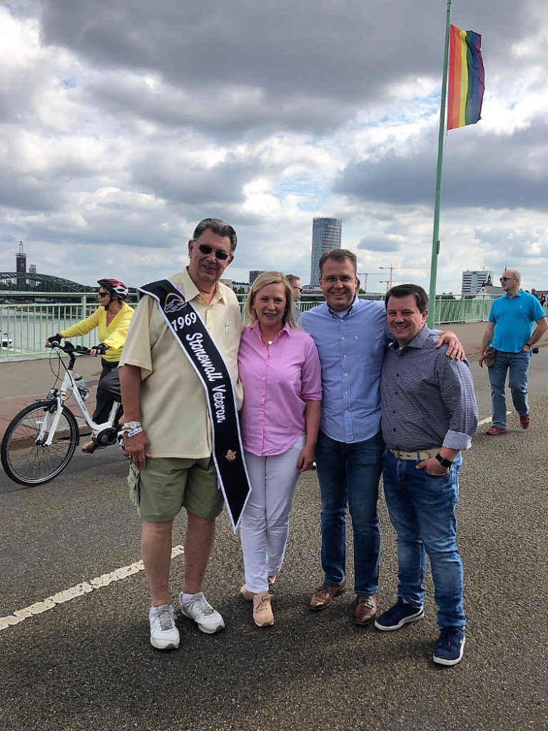 Bürgermeisterin Susanne Stupp und Ehepaar Andreas (r.) und Christian Kirchharz aus Frechen mit dem 80-jährigen Stonewall-Auftstand-Zeitzeugen Frederik Sequoia beim CSD in Köln