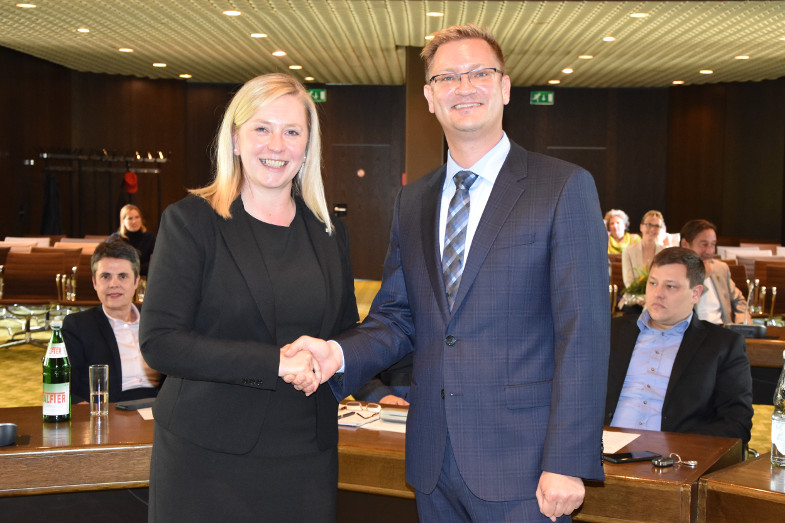 Susanne Stupp, Bürgermeisterin von Frechen, gratulierte dem neuen technischen Beigeordneten Robert Lehmann nach seiner Wahl.<br>Foto: Susanne Neumann