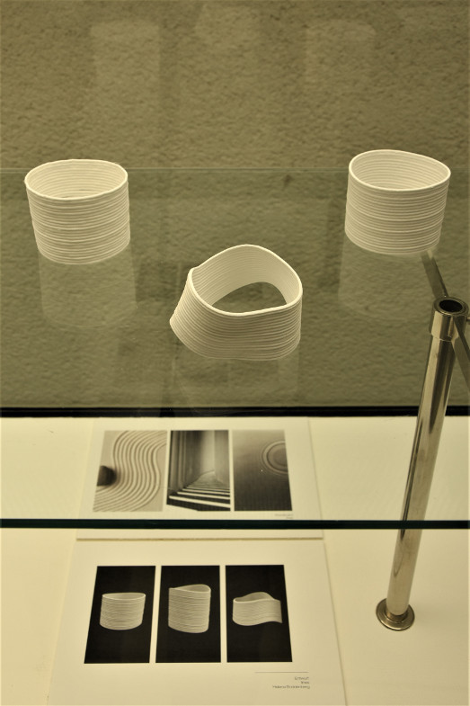Mit ihrem Wettbewerbsbeitrag "linie I lines I linea", drei Objekte für das Handgelenk, gewann Helena Boddenberg einen ersten Preis.<br>Foto: Susanne Neumann