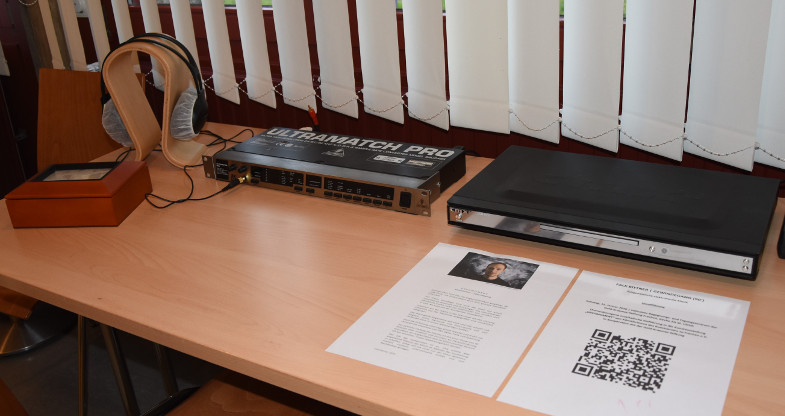 Hörstation für "Gewindegang" von Falk Bittner in den Räumlichkeiten der Ausstellung "Drehmoment"