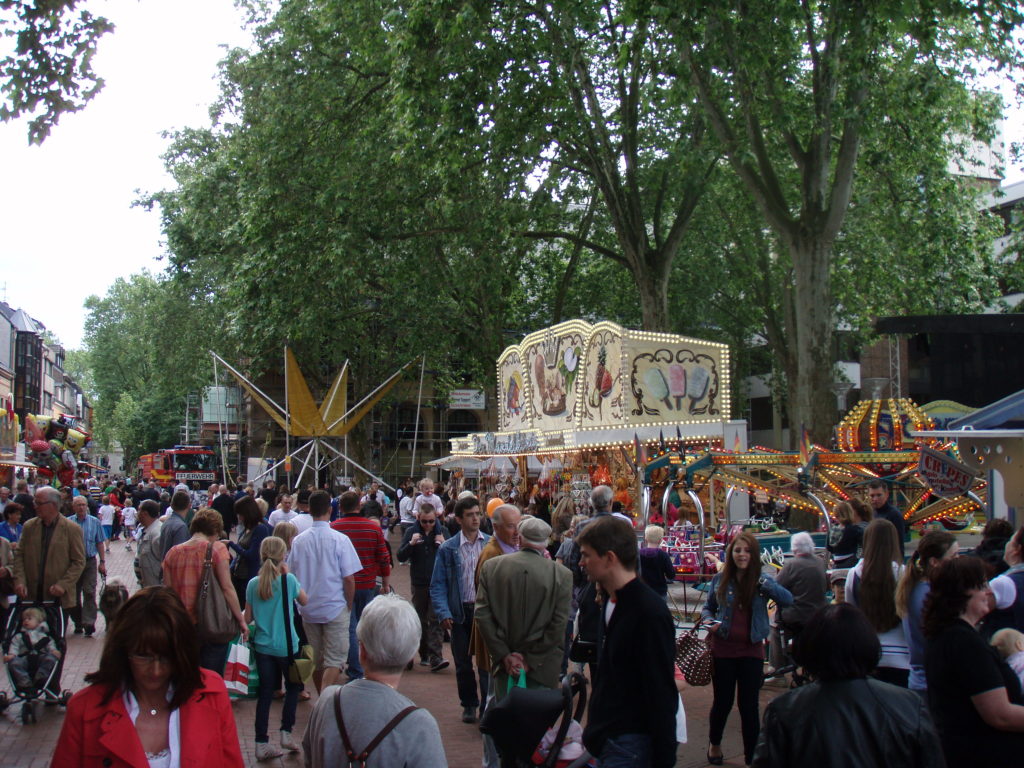 Stadtfest mit Kirmes auf der Antoniterstraße