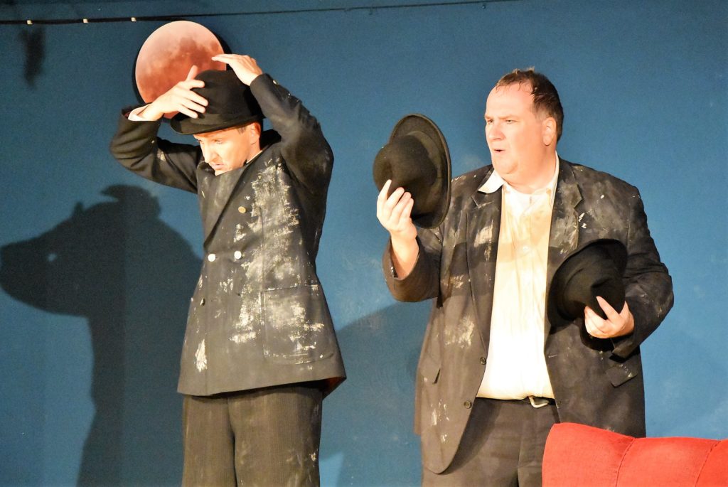 Bodo Lacroix als Estragon (l.) und Michael Krause als Wladimir in "Warten auf Godot" in einer Inszenierung von Thomas Hardow im Haus am Bahndamm.