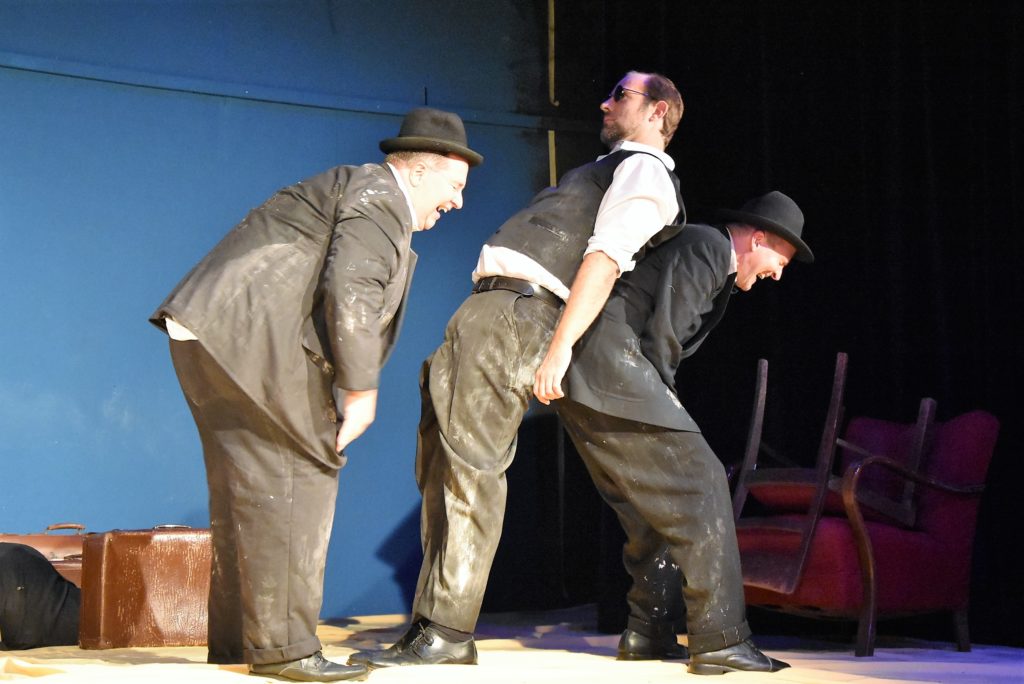 Wladimir (Michael Krause), Pozzo (Thomas Herold) und Estragon (Bodo Lacroix) in einer Inszenierung von "Warten auf Godot" im Haus am Bahndamm.