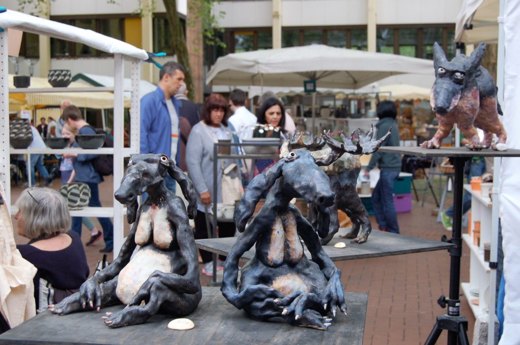 Keramikfiguren von Aare Freimann aus Estland beim 42. Frechener Töpfermarkt.