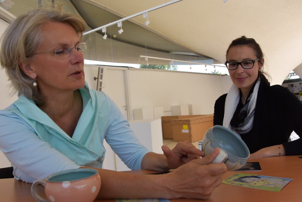 Im Interview zum Frechener Töpfermarkt erklärt die Leiterin des Keramion, Gudrun schmidt-Esters, wieviel Arbeit die Produktion einer hochwertigen Tasse macht.