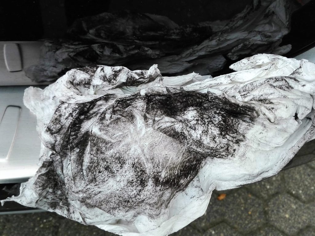 Von Staubniederschlag verschmutztes Papiertuch, mit dem eine Anwohnerin der Brikettfabrik Wachtberg ihr Auto gereinigt hat.