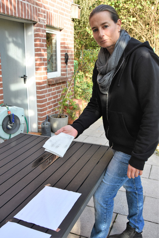 Astrid Schulz aus der Sandstraße hat weiße DIN A4-Blätter auf ihren Terrassentisch geklebt, um die Staubniederschläge zu dokumentieren.