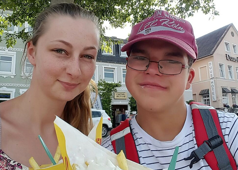 Kai mit seiner Betreuerin Linda Langen in den Ferien