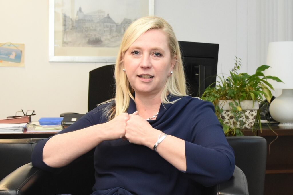 Bürgermeisterin Susanne Stupp, hier in einjem Interview im Januar 2019, nimmt zur Übertragung von Ratsangelegenheiten auf den HPFA Stellung in der Corona-Pandemie Stellung