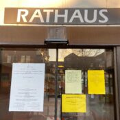 Wegen Corona geschlossener Hintereingang des Rathauses