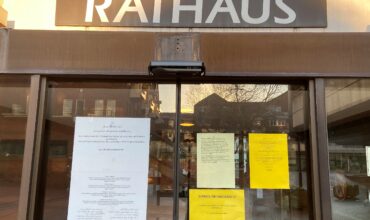 Wegen Corona geschlossener Hintereingang des Rathauses